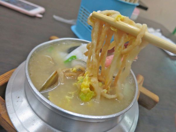 【台北美食】東石吳蚵仔煎小吃店-隱身在夜市旁巷弄裡的美味小吃店