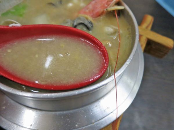 【台北美食】東石吳蚵仔煎小吃店-隱身在夜市旁巷弄裡的美味小吃店