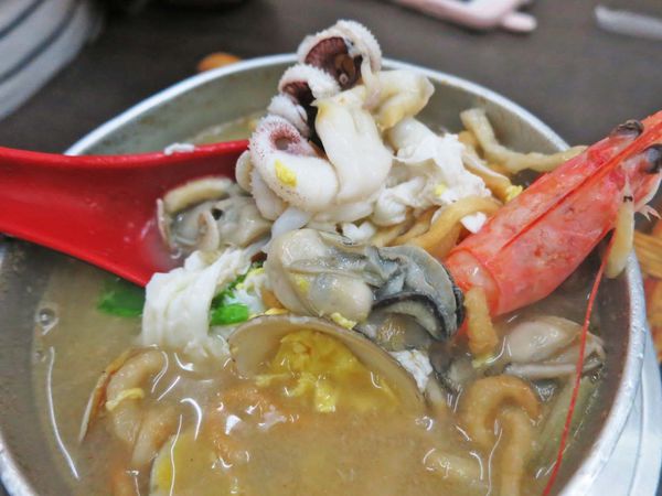 【台北美食】東石吳蚵仔煎小吃店-隱身在夜市旁巷弄裡的美味小吃店