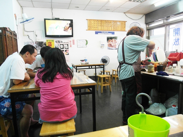很餃舍麵食館:【台南||東區】真的是狠角色的『很餃舍』,潮大粒!潮飽滿!的好吃水餃在這裡! 很餃舍麵食館:【台南||東區】真的是狠角色的『很餃舍』,潮大粒!潮飽滿!的好吃水餃在這裡!
