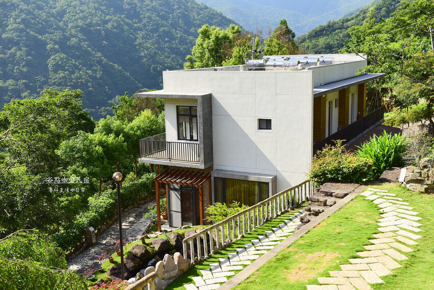 桃園拉拉山住宿推薦！絕美山谷景觀谷點咖啡民宿一泊三食，享受大自然美景。