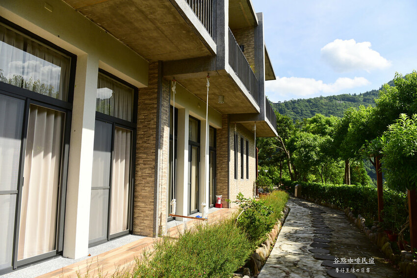 桃園拉拉山住宿推薦！絕美山谷景觀谷點咖啡民宿一泊三食，享受大自然美景。
