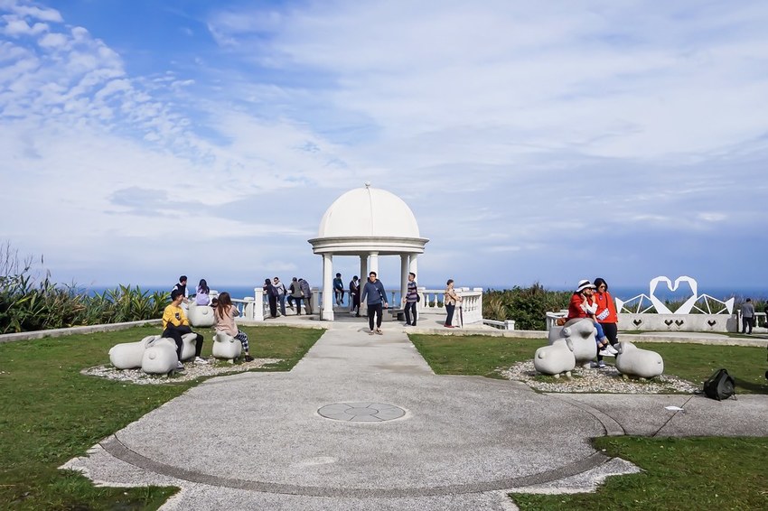 三貂角燈塔。極東燈塔。極東觀景台。第一倒曙光。與藍天碧海呼應的浪漫燈塔，潔白建築彷彿置身國外