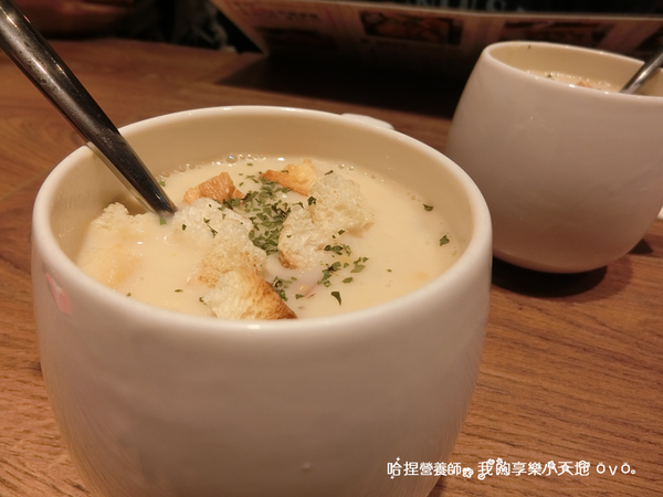 【新北土城早午餐】《豐滿延吉店》百元上下巷弄美食。咖啡下午茶、鮭魚明太子沙拉、鹽烤豬五花拖鞋堡、騎士拼盤、綜合起司炒蛋鮮奶吐司