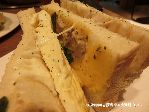 【新北土城早午餐】《豐滿延吉店》百元上下巷弄美食。咖啡下午茶、鮭魚明太子沙拉、鹽烤豬五花拖鞋堡、騎士拼盤、綜合起司炒蛋鮮奶吐司