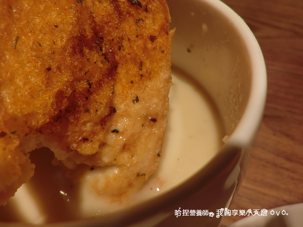 【新北土城早午餐】《豐滿延吉店》百元上下巷弄美食。咖啡下午茶、鮭魚明太子沙拉、鹽烤豬五花拖鞋堡、騎士拼盤、綜合起司炒蛋鮮奶吐司