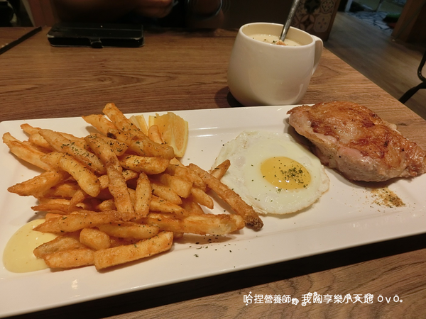 【新北土城早午餐】《豐滿延吉店》百元上下巷弄美食。咖啡下午茶、鮭魚明太子沙拉、鹽烤豬五花拖鞋堡、騎士拼盤、綜合起司炒蛋鮮奶吐司