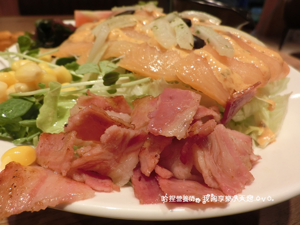 【新北土城早午餐】《豐滿延吉店》百元上下巷弄美食。咖啡下午茶、鮭魚明太子沙拉、鹽烤豬五花拖鞋堡、騎士拼盤、綜合起司炒蛋鮮奶吐司