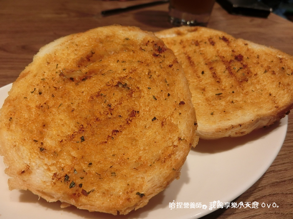 【新北土城早午餐】《豐滿延吉店》百元上下巷弄美食。咖啡下午茶、鮭魚明太子沙拉、鹽烤豬五花拖鞋堡、騎士拼盤、綜合起司炒蛋鮮奶吐司