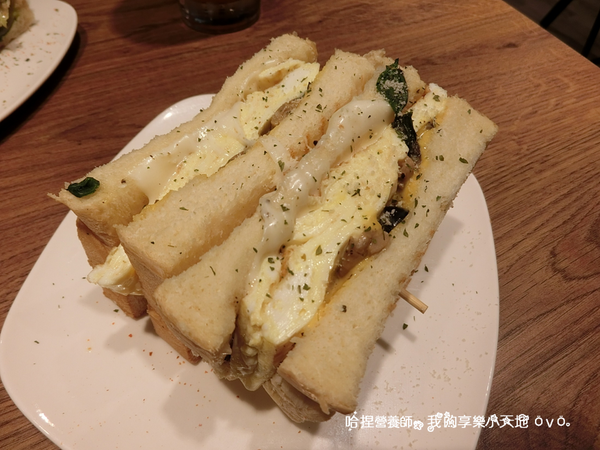 【新北土城早午餐】《豐滿延吉店》百元上下巷弄美食。咖啡下午茶、鮭魚明太子沙拉、鹽烤豬五花拖鞋堡、騎士拼盤、綜合起司炒蛋鮮奶吐司