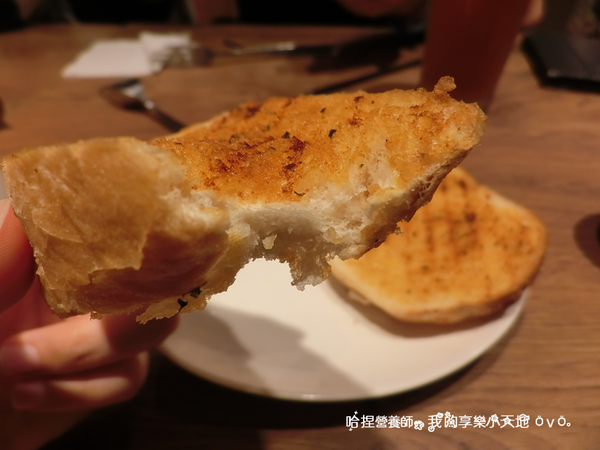 【新北土城早午餐】《豐滿延吉店》百元上下巷弄美食。咖啡下午茶、鮭魚明太子沙拉、鹽烤豬五花拖鞋堡、騎士拼盤、綜合起司炒蛋鮮奶吐司