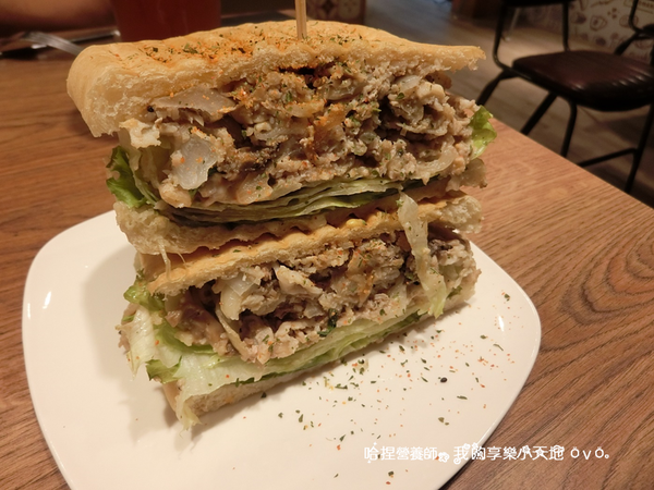 【新北土城早午餐】《豐滿延吉店》百元上下巷弄美食。咖啡下午茶、鮭魚明太子沙拉、鹽烤豬五花拖鞋堡、騎士拼盤、綜合起司炒蛋鮮奶吐司