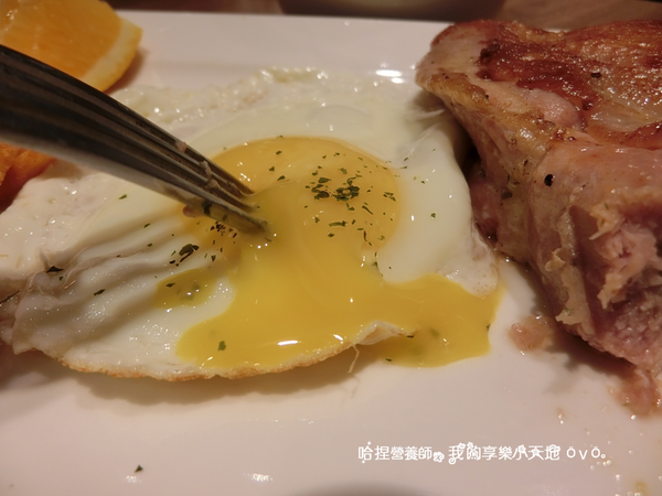 【新北土城早午餐】《豐滿延吉店》百元上下巷弄美食。咖啡下午茶、鮭魚明太子沙拉、鹽烤豬五花拖鞋堡、騎士拼盤、綜合起司炒蛋鮮奶吐司