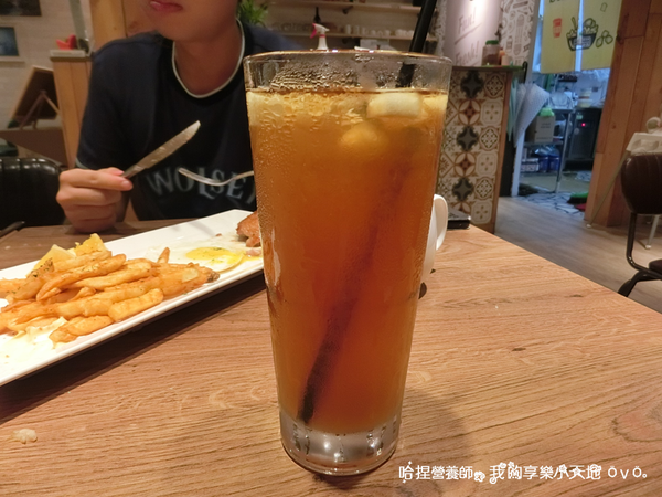 【新北土城早午餐】《豐滿延吉店》百元上下巷弄美食。咖啡下午茶、鮭魚明太子沙拉、鹽烤豬五花拖鞋堡、騎士拼盤、綜合起司炒蛋鮮奶吐司