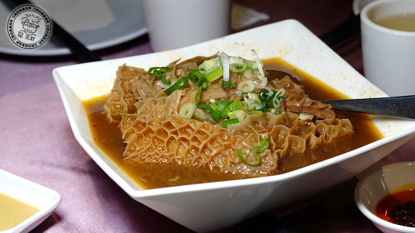 台北市大安區【 大巨蛋美食 】40年老字號港式飲茶google 四千多筆評論還保持4.0的高分．雅苑蝦餃皇、蘿蔔牛雜盅、芋絲炸