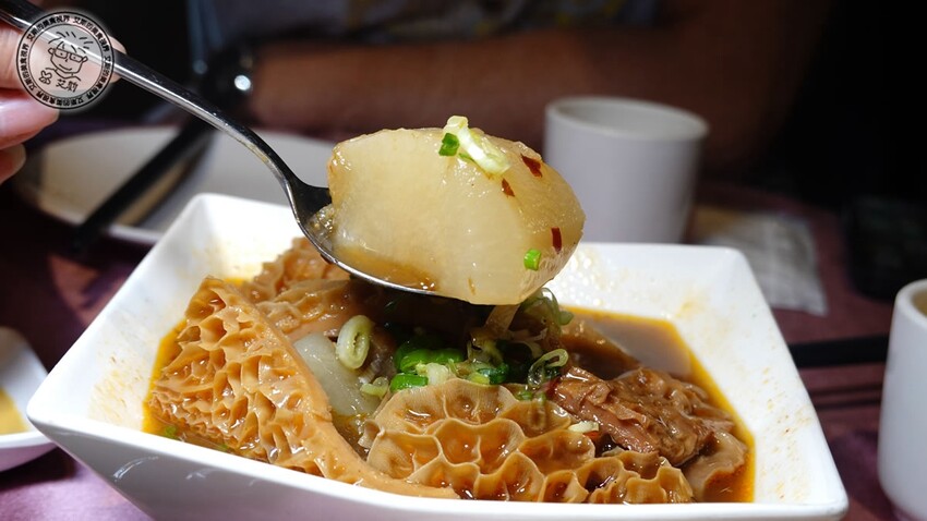 台北市大安區【 大巨蛋美食 】40年老字號港式飲茶google 四千多筆評論還保持4.0的高分．雅苑蝦餃皇、蘿蔔牛雜盅、芋絲炸