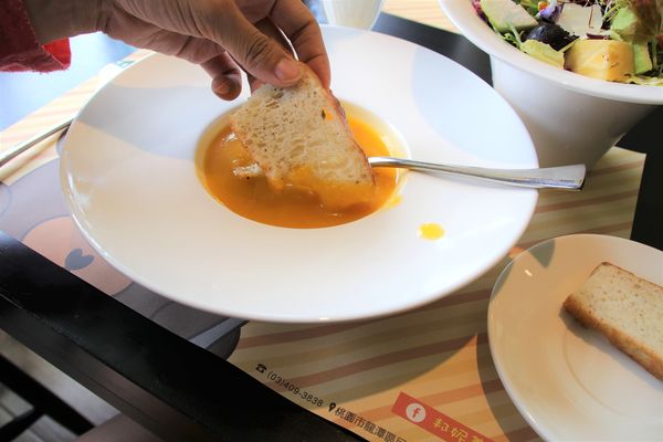 邦妮義饗世界：【桃園龍潭美食】邦妮義饗世界~寵物友善親子餐廳/家庭公司聚餐好地方/美拍花牆/義式精緻料理