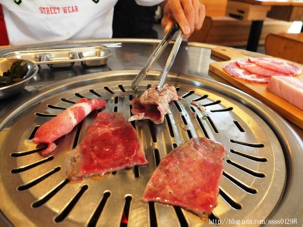 五花肉 . K R - 韓國烤肉 B B Q:食記【五花肉.KR - 韓國烤肉BBQ嘉義店】嘉義激推吃到飽 正統韓式炭火烤肉 上等特選肉品大吃特吃好過癮!