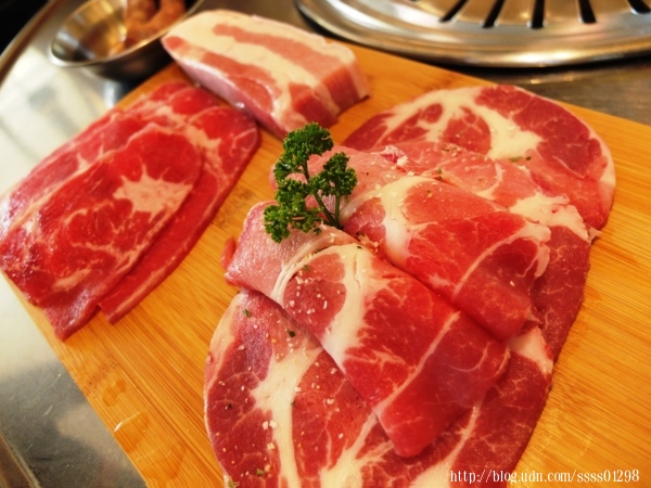 五花肉 . K R - 韓國烤肉 B B Q:食記【五花肉.KR - 韓國烤肉BBQ嘉義店】嘉義激推吃到飽 正統韓式炭火烤肉 上等特選肉品大吃特吃好過癮!