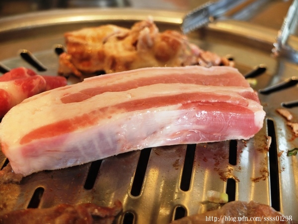 五花肉 . K R - 韓國烤肉 B B Q:食記【五花肉.KR - 韓國烤肉BBQ嘉義店】嘉義激推吃到飽 正統韓式炭火烤肉 上等特選肉品大吃特吃好過癮!