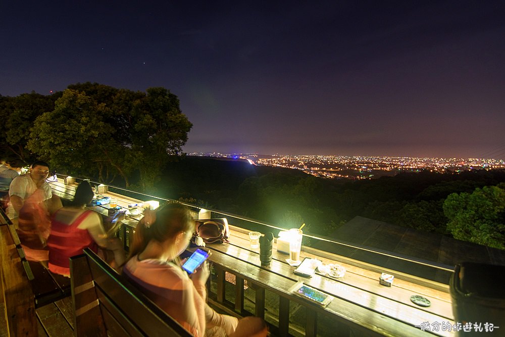 新竹湖口夜景》Summer Cafe 鳥瞰新竹城市的迷人夜景 可愛喵星人出沒 - 滿分的旅遊札記