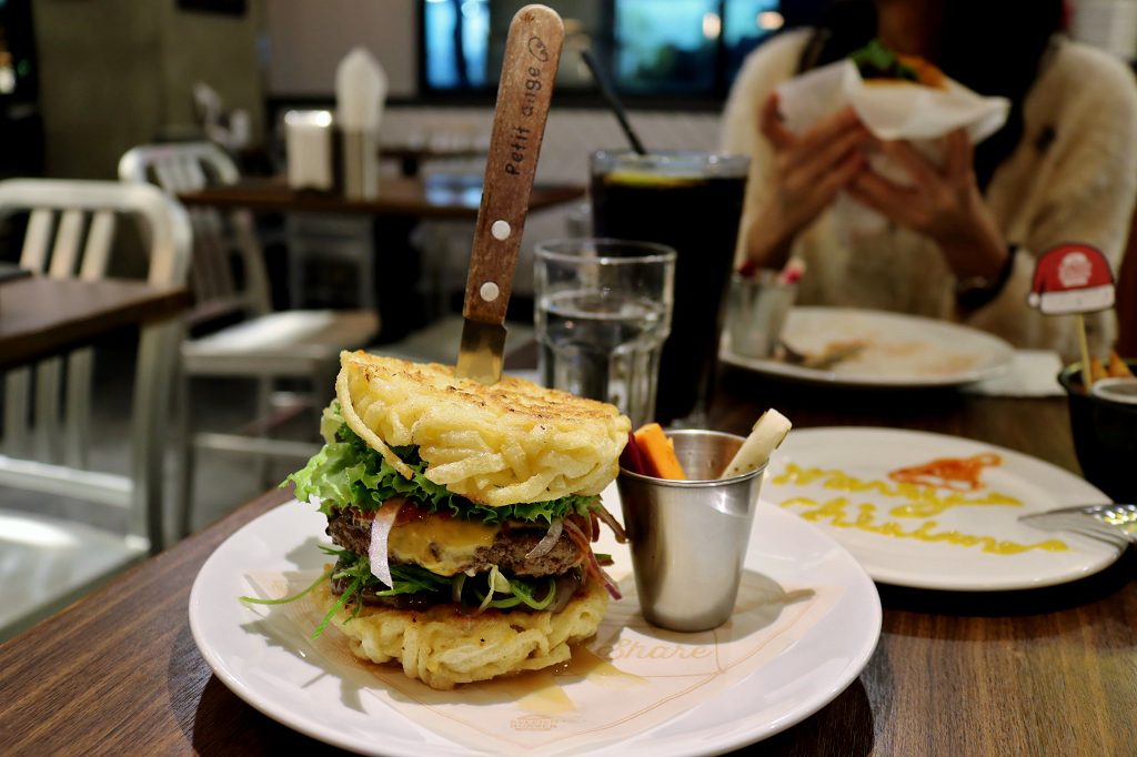 台北|Selfish Burger 喀漢堡 二訪 期間限定 創意麻辣拉麵漢堡.花生醬漢堡 - 奇奇一起玩樂趣