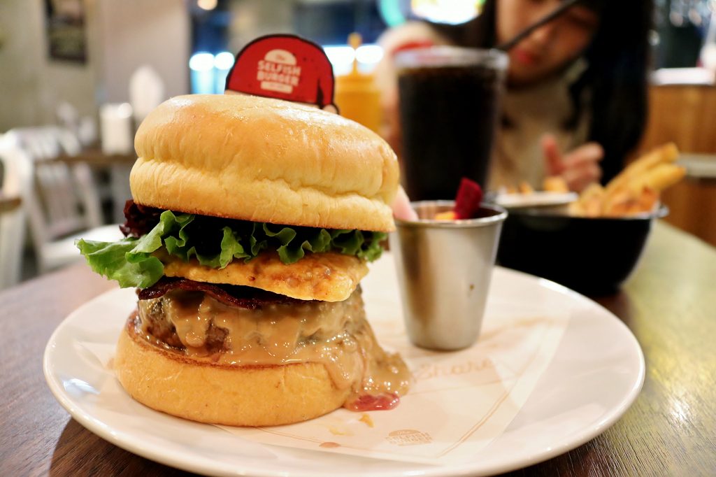 台北|Selfish Burger 喀漢堡 二訪 期間限定 創意麻辣拉麵漢堡.花生醬漢堡 - 奇奇一起玩樂趣