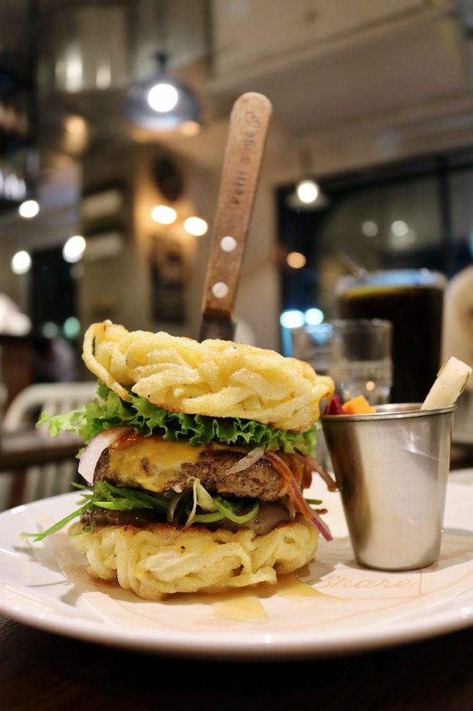 台北|Selfish Burger 喀漢堡 二訪 期間限定 創意麻辣拉麵漢堡.花生醬漢堡 - 奇奇一起玩樂趣