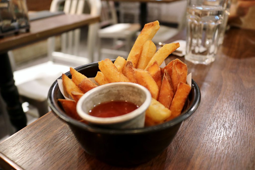 台北|Selfish Burger 喀漢堡 二訪 期間限定 創意麻辣拉麵漢堡.花生醬漢堡 - 奇奇一起玩樂趣