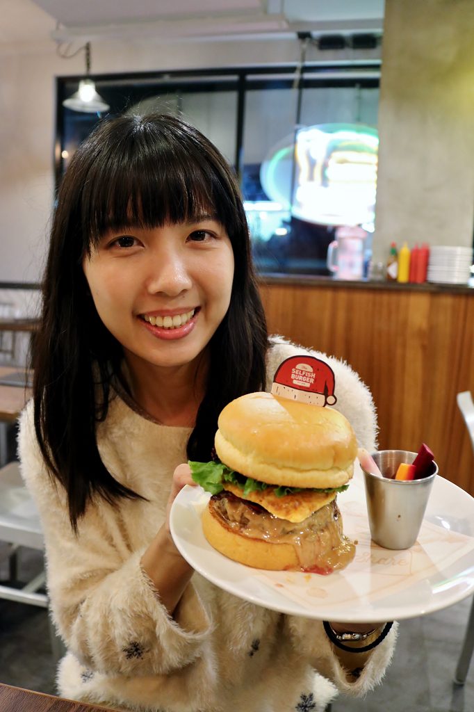 台北|Selfish Burger 喀漢堡 二訪 期間限定 創意麻辣拉麵漢堡.花生醬漢堡 - 奇奇一起玩樂趣