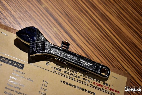 【新北。美食】 新莊 / 工寓咖啡，重金屬工業風格，輕食/下午茶/蛋糕/咖啡/飲品，免費Wif，提供插座，無限時用餐，完整Menu，輔仁大學斜對面，近輔大捷運站