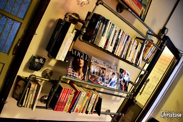 【新北。美食】 新莊 / 工寓咖啡，重金屬工業風格，輕食/下午茶/蛋糕/咖啡/飲品，免費Wif，提供插座，無限時用餐，完整Menu，輔仁大學斜對面，近輔大捷運站