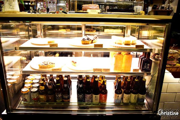 【新北。美食】 新莊 / 工寓咖啡，重金屬工業風格，輕食/下午茶/蛋糕/咖啡/飲品，免費Wif，提供插座，無限時用餐，完整Menu，輔仁大學斜對面，近輔大捷運站