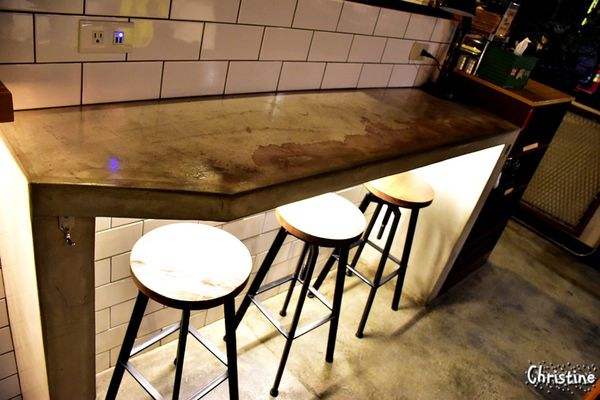 【新北。美食】 新莊 / 工寓咖啡，重金屬工業風格，輕食/下午茶/蛋糕/咖啡/飲品，免費Wif，提供插座，無限時用餐，完整Menu，輔仁大學斜對面，近輔大捷運站