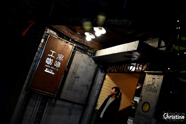 【新北。美食】 新莊 / 工寓咖啡，重金屬工業風格，輕食/下午茶/蛋糕/咖啡/飲品，免費Wif，提供插座，無限時用餐，完整Menu，輔仁大學斜對面，近輔大捷運站