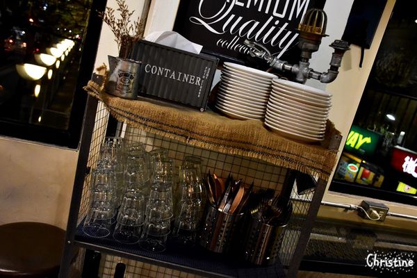 【新北。美食】 新莊 / 工寓咖啡，重金屬工業風格，輕食/下午茶/蛋糕/咖啡/飲品，免費Wif，提供插座，無限時用餐，完整Menu，輔仁大學斜對面，近輔大捷運站