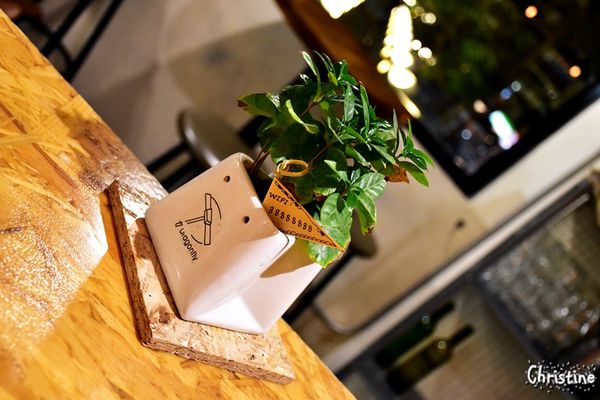 【新北。美食】 新莊 / 工寓咖啡，重金屬工業風格，輕食/下午茶/蛋糕/咖啡/飲品，免費Wif，提供插座，無限時用餐，完整Menu，輔仁大學斜對面，近輔大捷運站