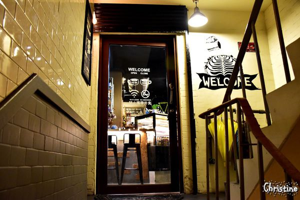 【新北。美食】 新莊 / 工寓咖啡，重金屬工業風格，輕食/下午茶/蛋糕/咖啡/飲品，免費Wif，提供插座，無限時用餐，完整Menu，輔仁大學斜對面，近輔大捷運站