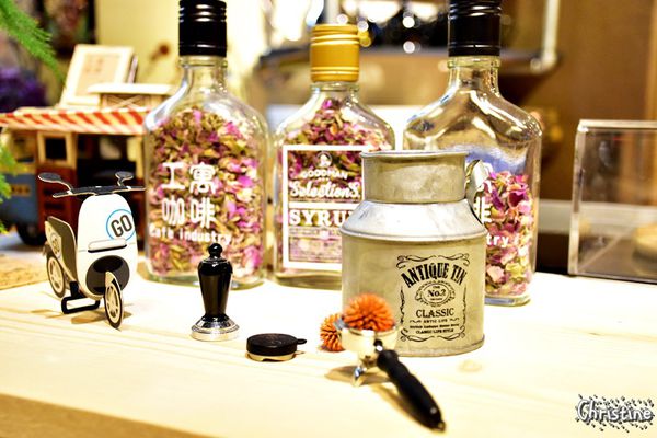 【新北。美食】 新莊 / 工寓咖啡，重金屬工業風格，輕食/下午茶/蛋糕/咖啡/飲品，免費Wif，提供插座，無限時用餐，完整Menu，輔仁大學斜對面，近輔大捷運站