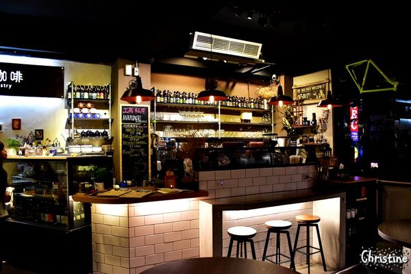 【新北。美食】 新莊 / 工寓咖啡，重金屬工業風格，輕食/下午茶/蛋糕/咖啡/飲品，免費Wif，提供插座，無限時用餐，完整Menu，輔仁大學斜對面，近輔大捷運站