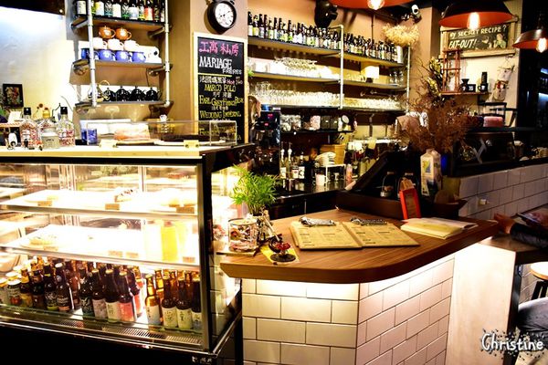 【新北。美食】 新莊 / 工寓咖啡，重金屬工業風格，輕食/下午茶/蛋糕/咖啡/飲品，免費Wif，提供插座，無限時用餐，完整Menu，輔仁大學斜對面，近輔大捷運站