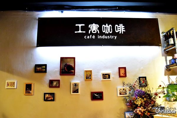 【新北。美食】 新莊 / 工寓咖啡，重金屬工業風格，輕食/下午茶/蛋糕/咖啡/飲品，免費Wif，提供插座，無限時用餐，完整Menu，輔仁大學斜對面，近輔大捷運站