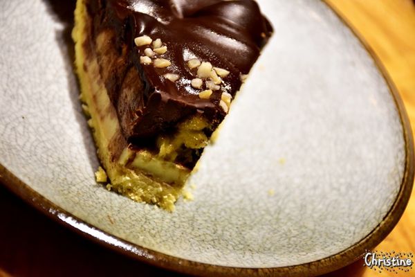 【新北。美食】 新莊 / 工寓咖啡，重金屬工業風格，輕食/下午茶/蛋糕/咖啡/飲品，免費Wif，提供插座，無限時用餐，完整Menu，輔仁大學斜對面，近輔大捷運站