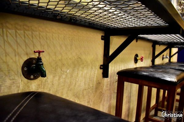 【新北。美食】 新莊 / 工寓咖啡，重金屬工業風格，輕食/下午茶/蛋糕/咖啡/飲品，免費Wif，提供插座，無限時用餐，完整Menu，輔仁大學斜對面，近輔大捷運站