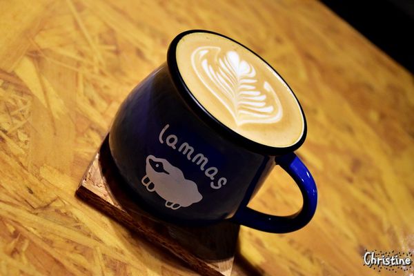 【新北。美食】 新莊 / 工寓咖啡，重金屬工業風格，輕食/下午茶/蛋糕/咖啡/飲品，免費Wif，提供插座，無限時用餐，完整Menu，輔仁大學斜對面，近輔大捷運站