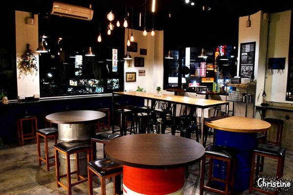 【新北。美食】 新莊 / 工寓咖啡，重金屬工業風格，輕食/下午茶/蛋糕/咖啡/飲品，免費Wif，提供插座，無限時用餐，完整Menu，輔仁大學斜對面，近輔大捷運站