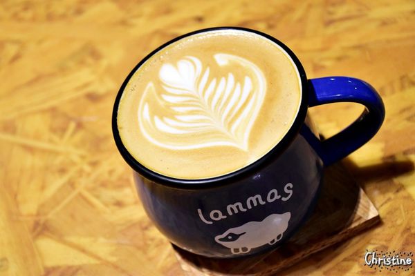 【新北。美食】 新莊 / 工寓咖啡，重金屬工業風格，輕食/下午茶/蛋糕/咖啡/飲品，免費Wif，提供插座，無限時用餐，完整Menu，輔仁大學斜對面，近輔大捷運站