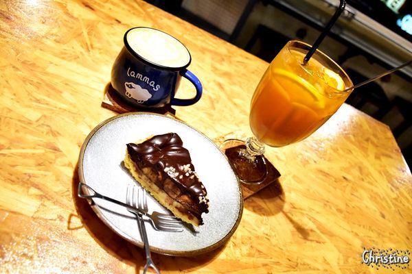 【新北。美食】 新莊 / 工寓咖啡，重金屬工業風格，輕食/下午茶/蛋糕/咖啡/飲品，免費Wif，提供插座，無限時用餐，完整Menu，輔仁大學斜對面，近輔大捷運站