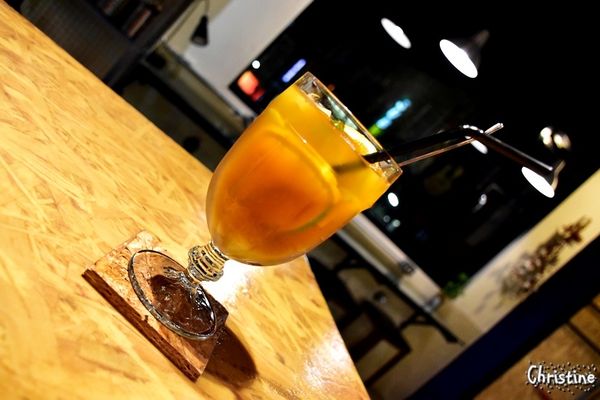 【新北。美食】 新莊 / 工寓咖啡，重金屬工業風格，輕食/下午茶/蛋糕/咖啡/飲品，免費Wif，提供插座，無限時用餐，完整Menu，輔仁大學斜對面，近輔大捷運站