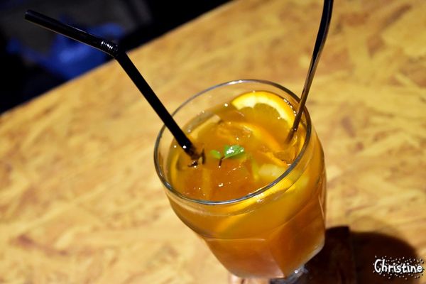 【新北。美食】 新莊 / 工寓咖啡，重金屬工業風格，輕食/下午茶/蛋糕/咖啡/飲品，免費Wif，提供插座，無限時用餐，完整Menu，輔仁大學斜對面，近輔大捷運站